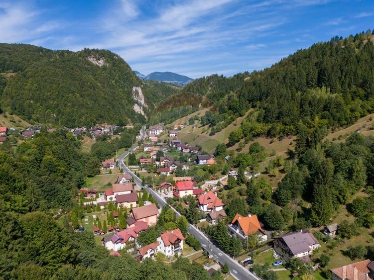 Casă individuală cu 8 camere cu Teren 2992 Mp în Moieciu