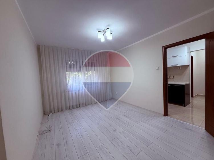 Apartament cu 3 camere semidecomandat, mobilat în Central
