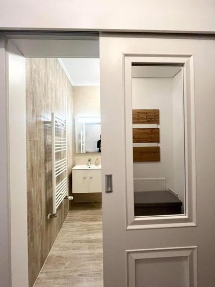 Apartament cu 3 camere decomandat în Europa