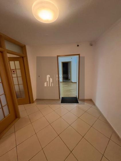 Apartament cu 4 camere semidecomandat în Unirii