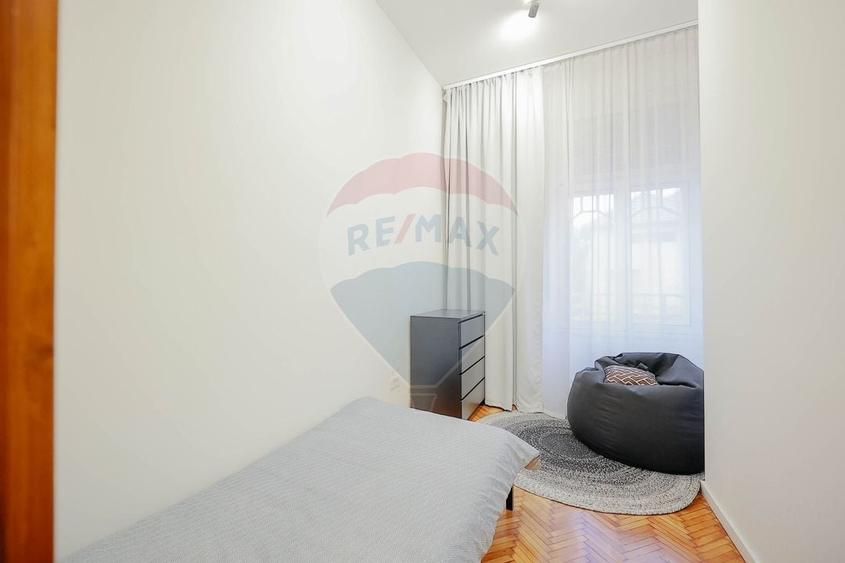Apartament cu 4 camere semidecomandat, mobilat în Ultracentral