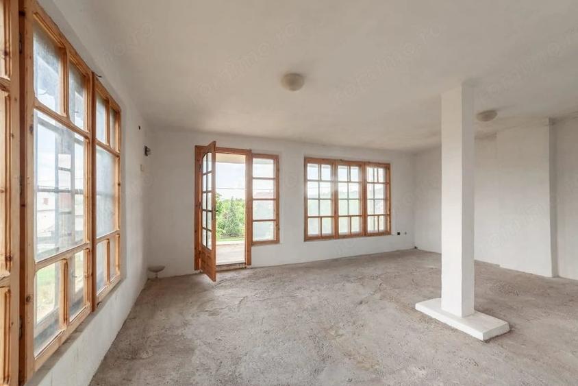 Casă cu 5 camere cu Teren 1093 Mp în Domnești