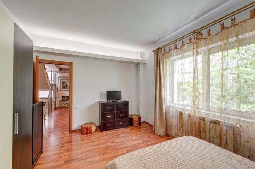 Casă cu 5 camere cu Garaj în Domenii
