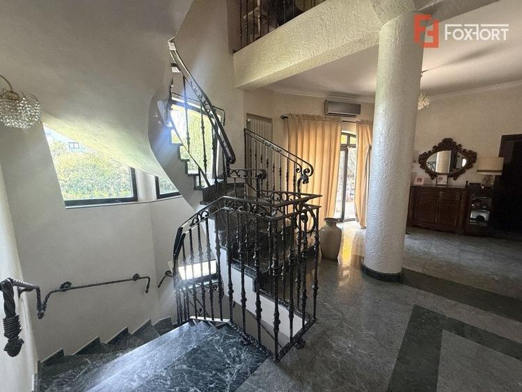Casă individuală cu 7 camere cu Piscina în Dumbrăvița