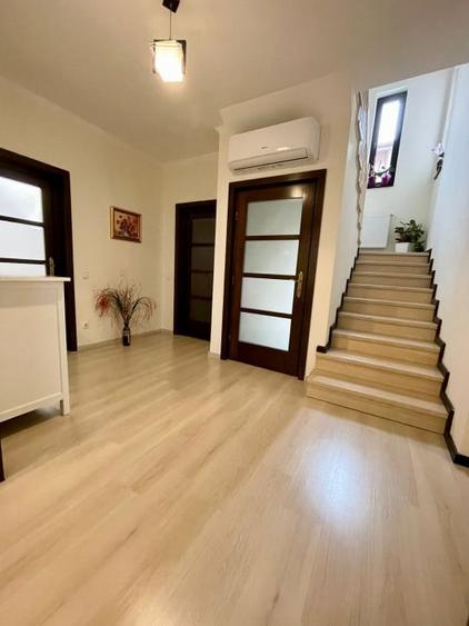 Casă individuală cu 7 camere cu Canalizare în Iris