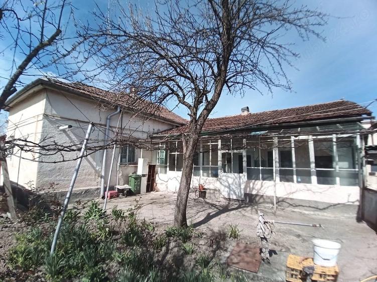 Casă cu 4 camere cu Teren 1070 Mp în Girocului