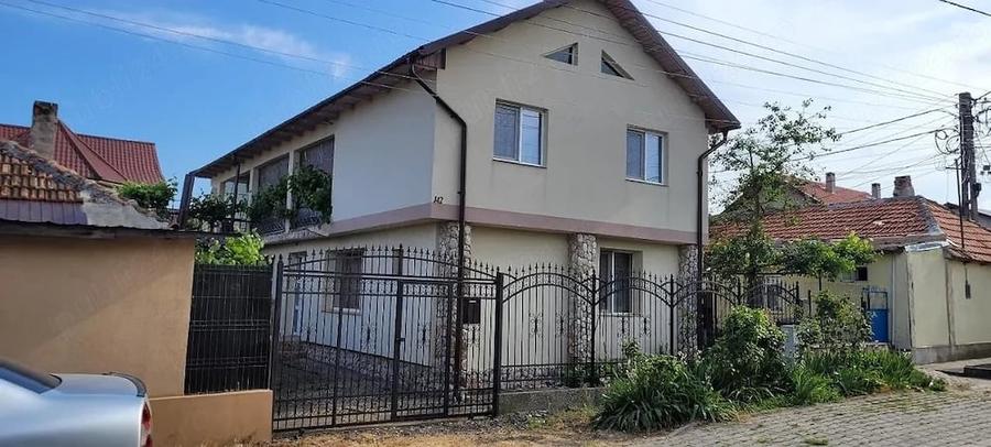 Casă cu 9 camere cu Teren 300 Mp în Central