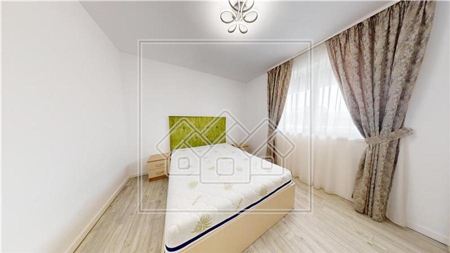 Penthouse cu 3 camere decomandat în Exterior Vest