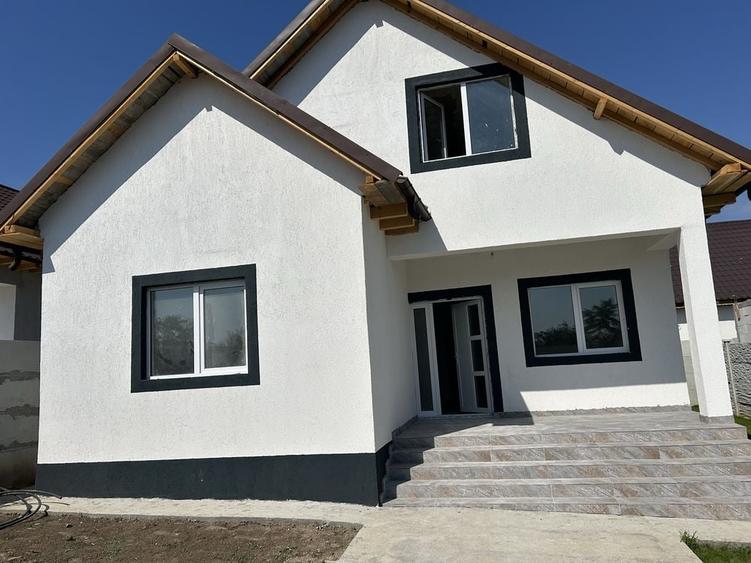 Casă cu 4 camere în Lumina