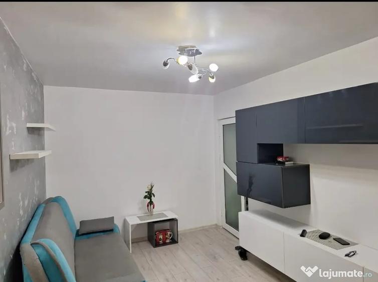 Apartament cu 3 camere semidecomandat în Central
