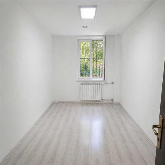 Apartament cu 5 camere decomandat în Titan