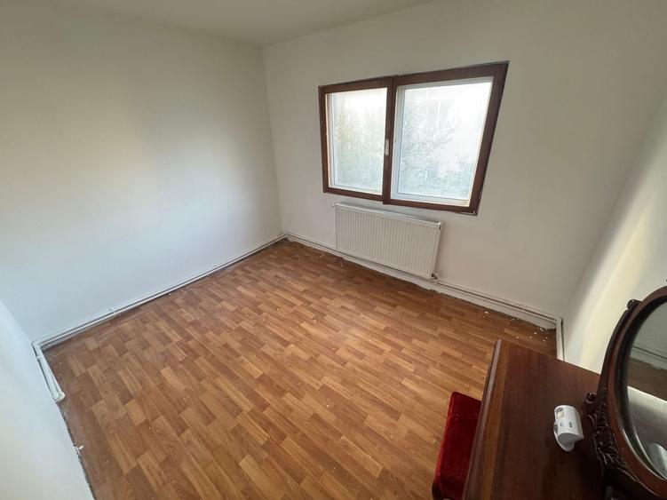 Apartament cu 4 camere decomandat în CET