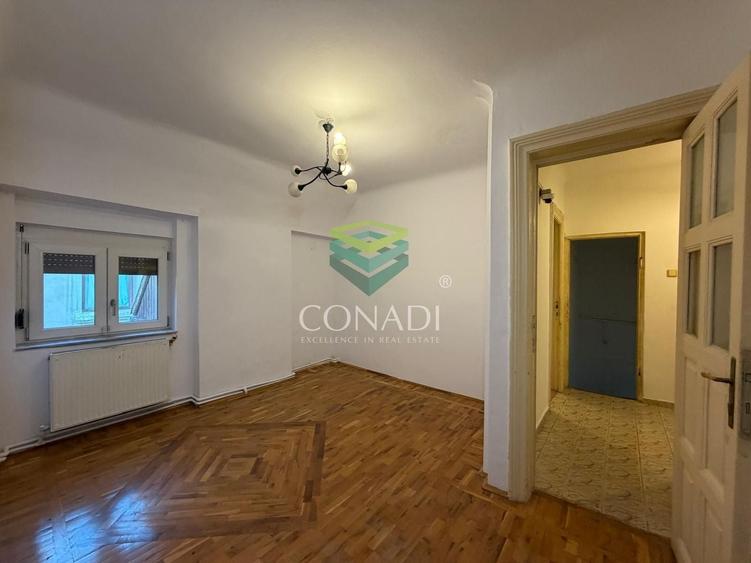 Casă individuală cu 8 camere cu Canalizare în Capitale