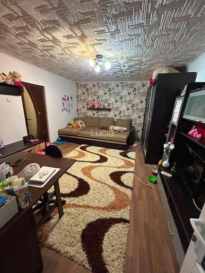 Vand apartament cu doua camere decomandat