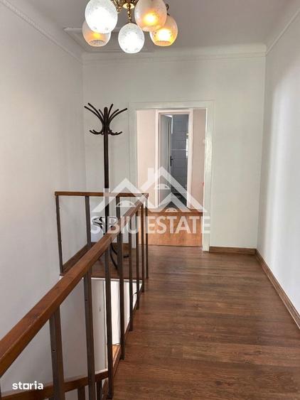 Casă cu 8 camere cu Teren 950 Mp în Calea Poplăcii