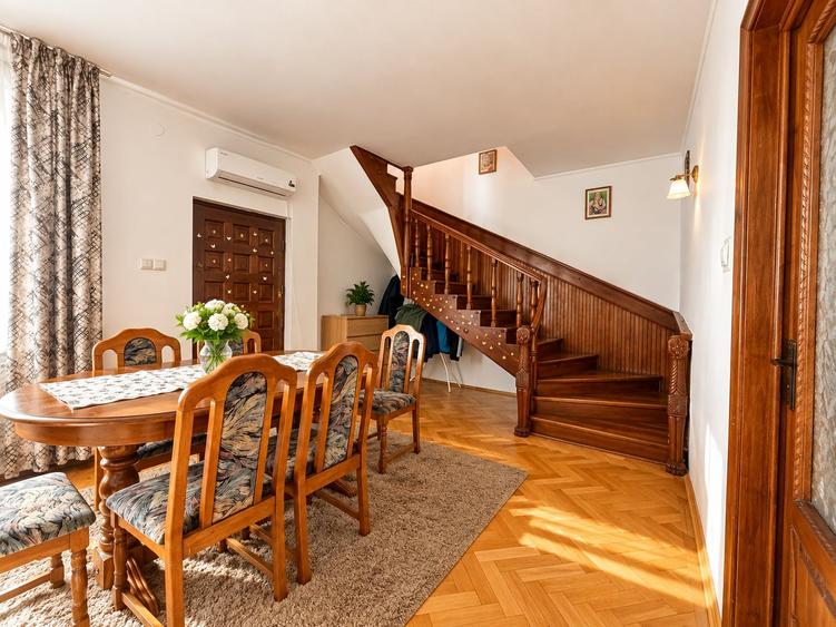 Duplex cu 5 camere cu Canalizare în Central
