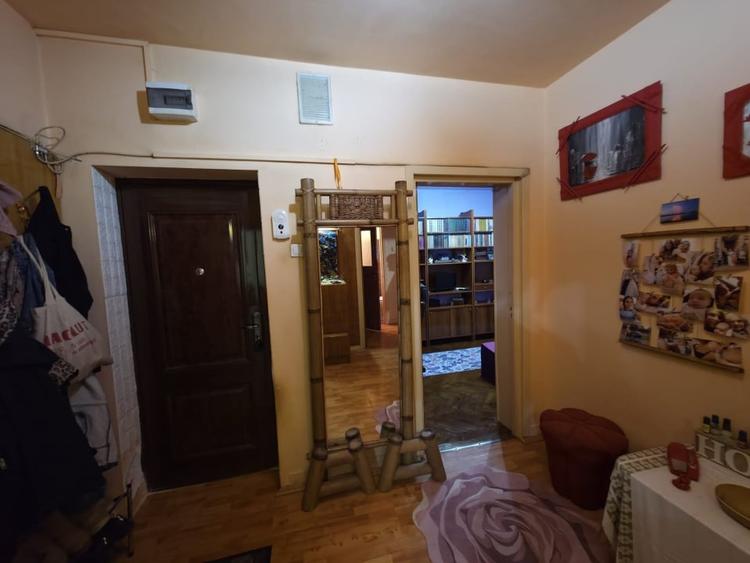 Apartament cu 4 camere decomandat, mobilat în Central