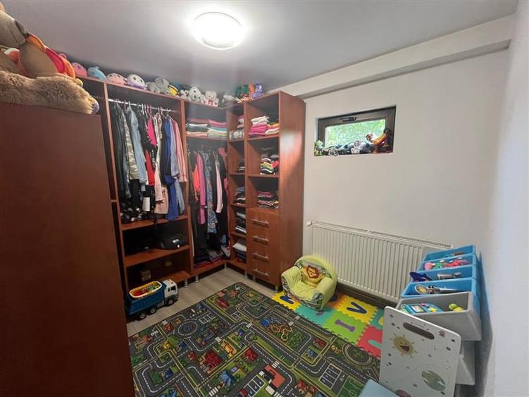 Casă individuală cu 5 camere cu Teren 273 Mp în Periferie