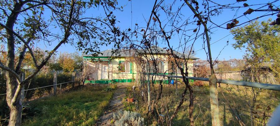 Casă cu 4 camere în Ghiocel