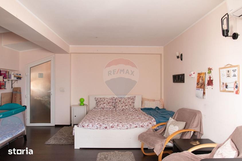 Casă cu 7 camere cu Teren 607 Mp în Central