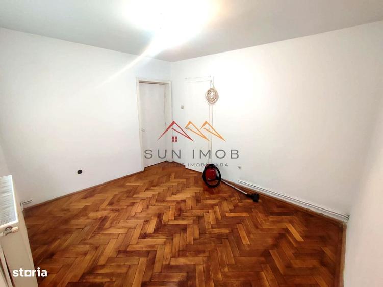 Apartament cu 3 camere semidecomandat în Piața Centrală
