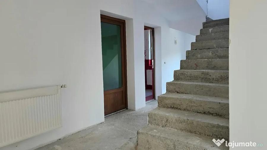 Casă cu 8 camere cu Teren 830 Mp în Brănișca