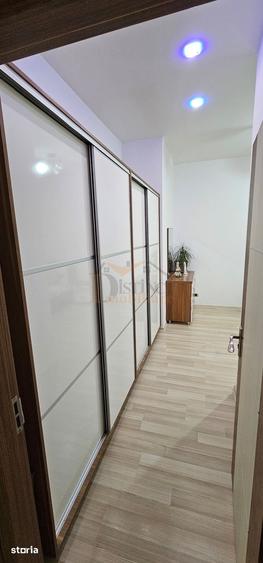 Apartament cu 3 camere decomandat în Tractorul