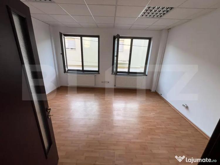 Spațiu comercial, de 586 mp, în Micro 11