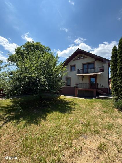 Casă cu 5 camere cu Teren 7200 Mp în Mănăstirea Cașin