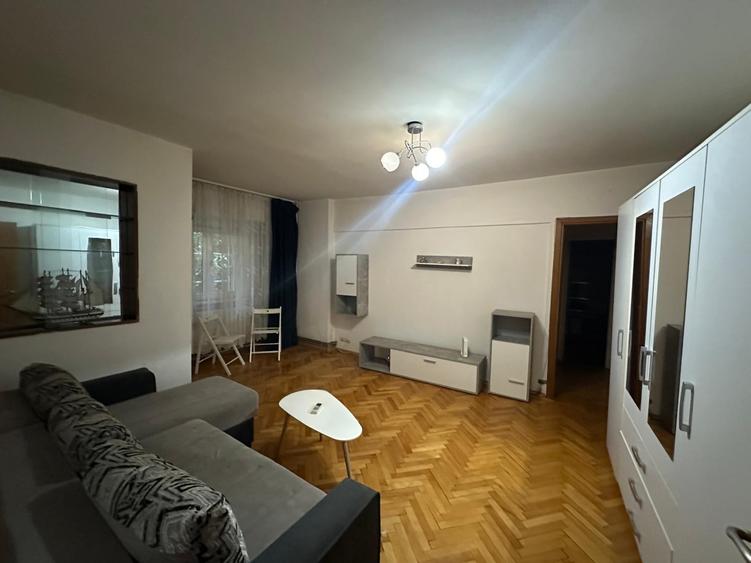 Apartament cu 3 camere semidecomandat, mobilat în Pantelimon