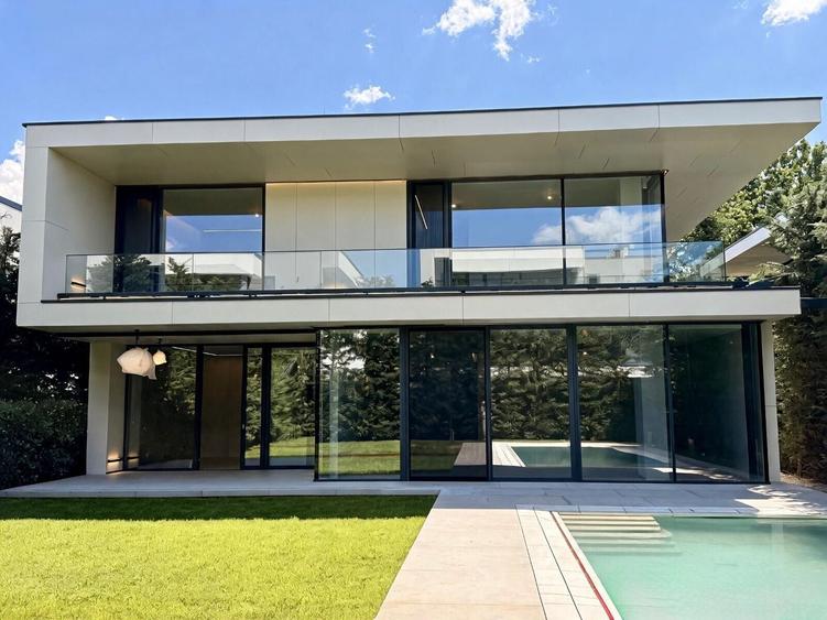 Casă individuală cu 7 camere cu Piscina în Iancu Nicolae