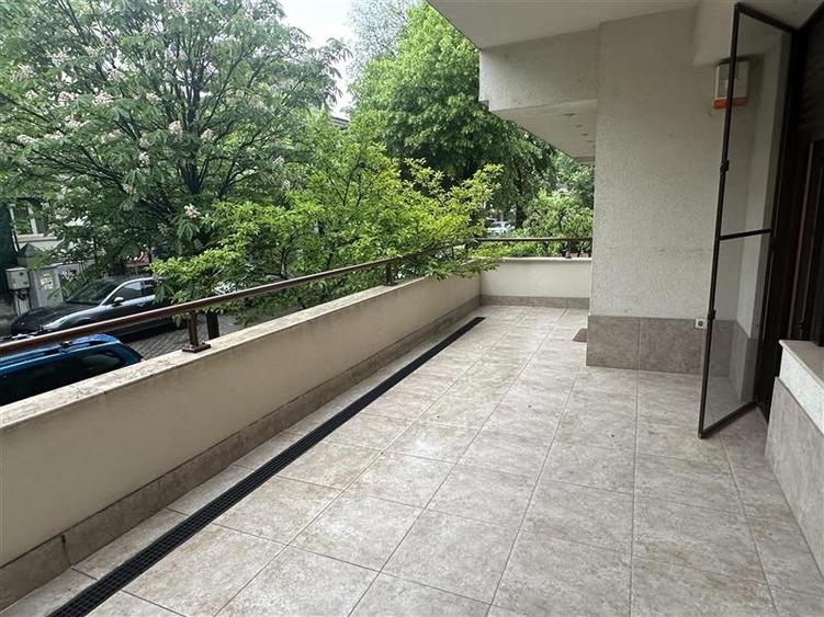 Apartament cu 4 camere semidecomandat, mobilat în Dorobanți