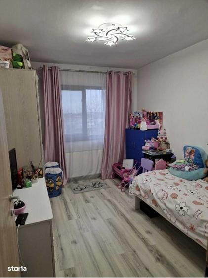 Apartament cu 3 camere semidecomandat în Fundeni