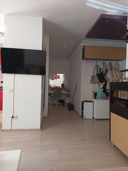 Apartament cu 3 camere semidecomandat în Runcu