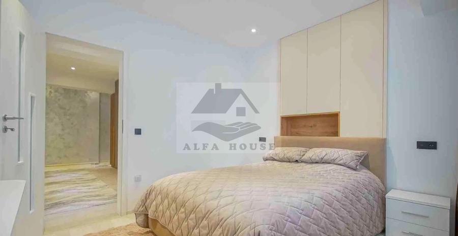 Apartament cu 4 camere decomandat în Tractorul