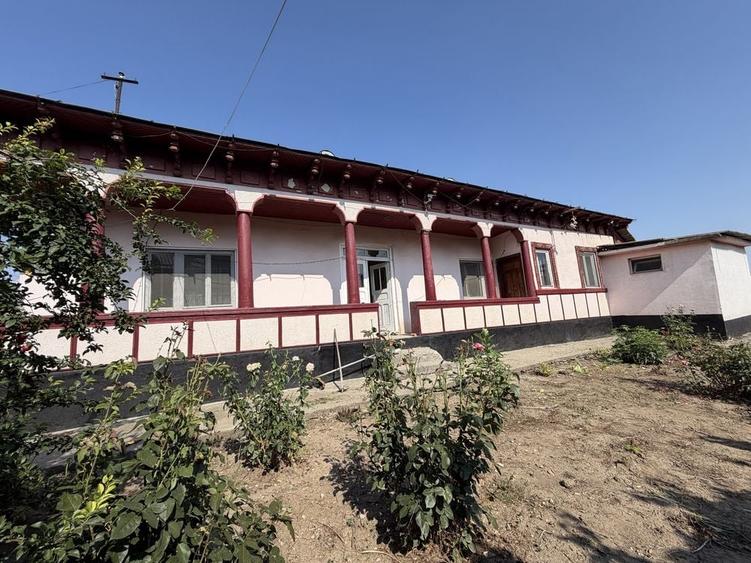Casă cu 4 camere în Oinacu