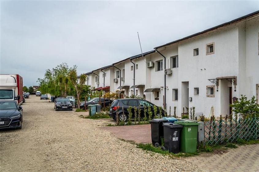 Duplex cu 4 camere cu Canalizare în Central