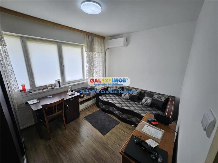 Apartament cu 3 camere semidecomandat, mobilat în Central