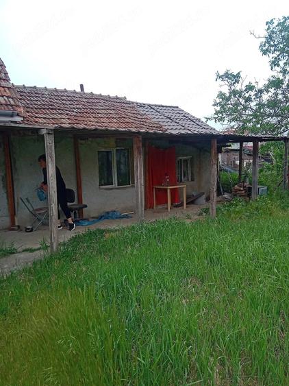 Casă cu 2 camere cu Teren 1100 Mp în Curtici