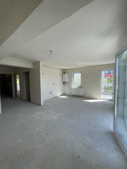 Apartament cu 3 camere semidecomandat în Florești
