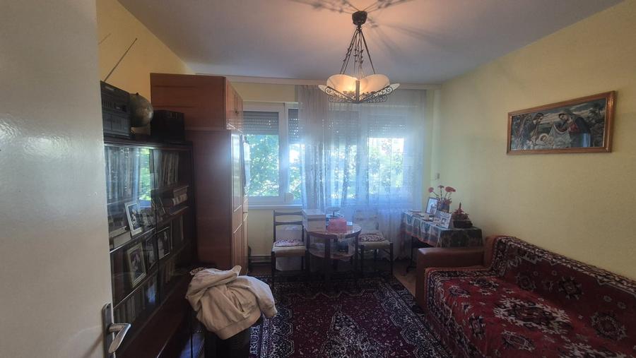 Apartament cu 3 camere semidecomandat în Micro 16