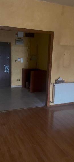 Apartament cu 3 camere semidecomandat în Străulești