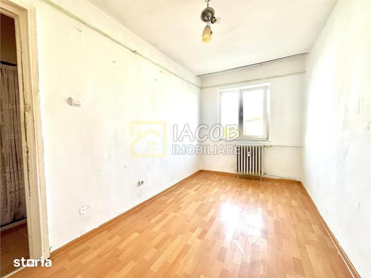 Apartament cu 3 camere semidecomandat în Republicii