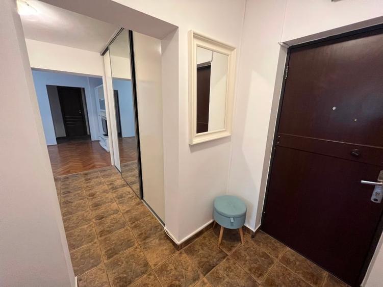 Apartament cu 3 camere semidecomandat în 1 Mai