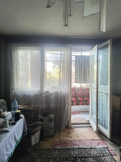 Apartament cu 3 camere semidecomandat în Balta Albă