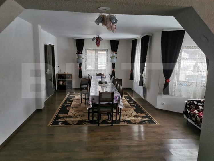 Casă individuală cu 8 camere cu Teren 2200 Mp în Exterior Est
