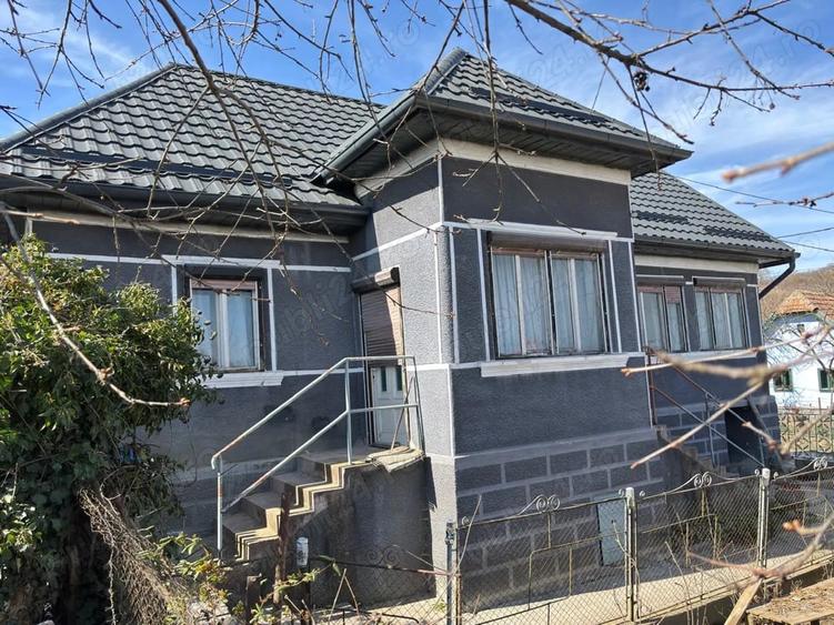 Casă cu 2 camere cu Teren 1053 Mp în Moldovenești
