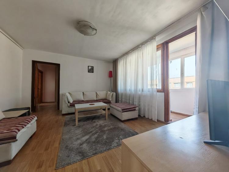 Apartament cu 3 camere semidecomandat în Colentina