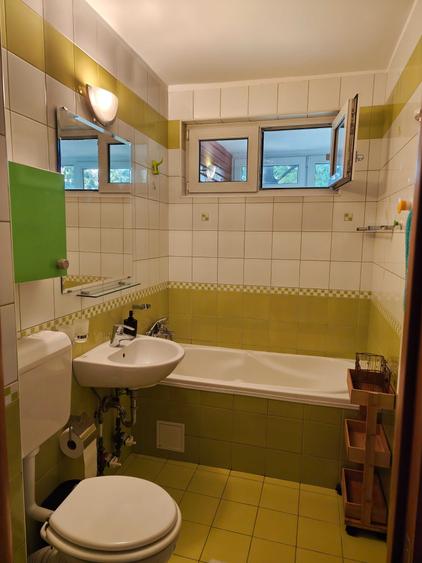 Apartament cu 3 camere semidecomandat, mobilat în Titan