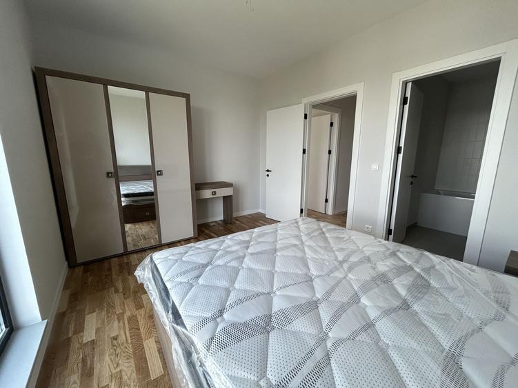 Apartament cu 3 camere semidecomandat în P-ta Presei Libere